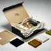 Geöffnete PR-Unboxing-Geschenkbox mit Seidenpapier, Schleife und hochwertigen Produktproben in Navy, Gold und Weiß.
