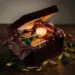 Geöffnete Weihnachts-Geschenkbox mit burgunderrotem Samtinneren, Seidenpapier und goldenen Bändern auf dunkler Walnussoberfläche im Kerzenlicht.