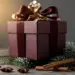 Luxuriöse Weihnachts-Geschenkbox in Burgunderrot mit Goldtissue, Tannenzweig, Sternanis und Zimtstangen im Kerzenlicht.