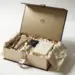 Geöffnete PR-Unboxing-Box mit Seidenpapier, Schleife und hochwertigen Produktproben in Champagner- und Elfenbeintönen.
