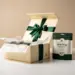 Luxuriöse Geschenkbox mit Satinband, geöffnet neben einem Product-Seeding-Paket mit Seidenpapier in Creme und Waldgrün.
