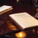 Aufgeschlagene Leder-Menükarte auf poliertem Holztisch mit Weinglas und Leinenserviette im Kerzenlicht eines gehobenen Restaurants.