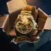 Luxusuhr mit goldenen Details in zerknitterter Pappschachtel, warmes Licht betont den Kontrast zwischen edlem Zeitmesser und billiger Verpackung.