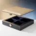 Luxuriöse magnetische Präsentationsbox mit schwebend geöffnetem Deckel und samtigen Innenfächern auf weißer Oberfläche