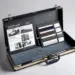 Offener Premium-Musterkoffer mit Click'n Clean Anleitung und fünf Produktproben in professioneller Studiobeleuchtung