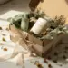 Nachhaltiges Influencer-Unboxing-Set aus Kraftpapier mit getrockneten Botanicals, Leinenband und Naturkosmetik auf weißem Marmor.