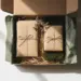 Nachhaltiges Onboarding-Geschenkset aus Kraftpapier, Moos-Tissue und Naturschnur mit getrockneten Botanicals, Draufsicht.