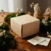Nachhaltige Kraftpapier-Verpackungsbox mit Moos, getrockneten Botanicals und Samenpapier-Karten auf Holzoberfläche.