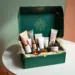 Luxuriöse PR-Box in Smaragdgrün mit Goldakzenten, gefüllt mit Hautpflege, Tech-Zubehör und Lifestyle-Produkten
