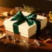 Elegante Geschenkbox mit Schleife auf Holzoberfläche, umgeben von getrockneten Botanicals im warmen Nachmittagslicht.
