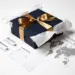 Elegante Geschenkbox mit Schleife und Seidenpapier, umgeben von internationalen Versandetiketten, Zollformularen und Weltkarte.