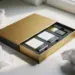 Premium-Geschenkbox mit magnetischem Deckel, geöffnet und mit Produktproben in Schaumstoff-Einlagen, in Gold, Weiß und Anthrazit.