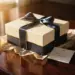 Elegante Geschenkbox mit Seidenband auf Holzoberfläche, umgeben von Seidenpapier und handgeschriebener Karte im warmen Abendlicht.