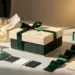 Halb zusammengestellte Premium-Geschenkbox auf Werkstatttisch mit Seidenpapier und Musterbändern in Creme und Waldgrün.