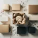 Premium-Geschenkboxen in Champagnergold und Elfenbein auf Marmor, eine geöffnet mit Seidenpapier, dekorative Trockenblumen, Flat-Lay-Stillleben.