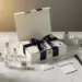 Geöffnete Premium-Geschenkbox mit elegantem Band auf Marmor, umgeben von Produktproben und Notizbuch, in Creme, Dunkelblau und Gold.