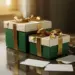 Gestapelte Premium-Geschenkboxen mit goldenen Schleifen auf polierter Fläche, Adressetiketten und Weltkarte im Hintergrund.