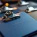 Premium-Clipboards mit individueller Unternehmens-Prägung im Vergleich zu Standard-Ausführungen in professioneller Beleuchtung