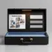 Geöffneter Premium-Musterkoffer mit Click'n Clean Anleitung und fünf Produktproben in blau-grauem Interieur