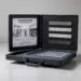 Geöffneter Premium-Musterkoffer mit CLICK'N CLEAN Anleitung und fünf Produktproben in schwarzem Gehäuse