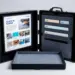 Geöffneter Premium-Musterkoffer mit Click'n Clean Anleitung und fünf Produktmustern in professioneller Studiobeleuchtung