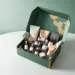 Luxuriöse grüne PR-Box mit Gold-Akzenten enthält Hautpflege, Tech-Zubehör und Lifestyle-Produkte in Schaumstoff-Einsätzen