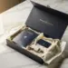 Offene Premium-Pressemappe auf Marmor mit Presskit-Ordner, Produktmuster und USB-Karte in Navy und Gold.