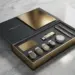Geöffnetes Premium-Pressemappe-Set auf Marmor mit Hochglanzmappe, USB-Stick, Produktproben und Stift in Anthrazit und Gold.