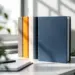 Professioneller Versicherungsordner in Marineblau auf weißem Schreibtisch mit koordinierenden Mappen im Büro