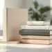Personalisierte Versicherungsordner mit individuellem Branding auf modernem Bürotisch bei natürlichem Licht