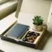 Geöffnete Onboarding-Box mit Willkommenskarte, Notizbuch, Sukkulente und Schokolade in Elfenbein, Marineblau und Gold auf weißem Schreibtisch.