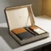 Geöffnete Premium-Onboarding-Box mit Notizbuch, Stift und Unternehmensmaterialien auf weißem Schreibtisch in warmem Seitenlicht.